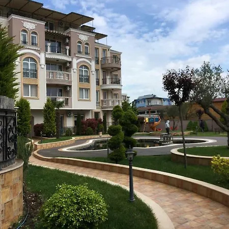 Vase With Pool Apartman