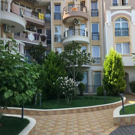 Vase With Pool Apartman