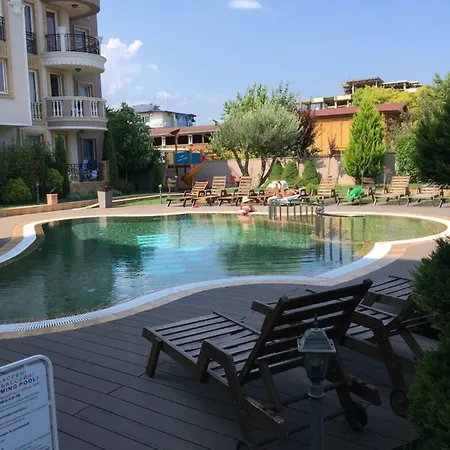 Vase With Pool Apartman Ravda